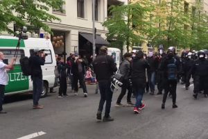 Nemţii nu mai suportă izolarea. Oamenii au ieşit în stradă să protesteze. 100 de persoane, arestate