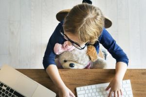 Școala online nu e pentru toţi elevii sibieni – Putem dona laptopuri sau tablete pentru copiii fără posibilităţi