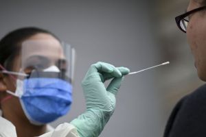 Explozie de noi cazuri Covid depistate în Bihor, dar şi o reducere a „stranierilor” ţinuţi în centrele de carantină. Încă trei pacienţi vindecaţi la Oradea