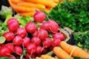 FOTO. Piaţa Iosefin din Timişoara s-a redeschis, cu un număr redus de comercianţi şi de cumpărători, speriaţi de coronavirus