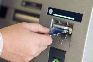 O bancă românească a găsit o soluţie pentru a evita deplasările. Cum poţi face banking de acasă