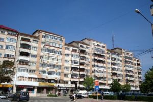 Greu cu distanţarea socială! Aproape jumătate din români locuiesc în spaţii supraaglomerate! (Studiu INFOCONS)