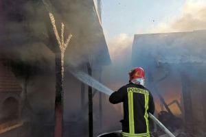 UPDATE| INCENDIU la o casă din Răchita: Intervin pompierii cu 2 autospeciale cu apă şi spumă