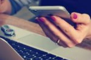 Școala online obligatorie stârneşte controverse! „Atitudinea Ministerului Educaţiei şi Cercetării este una de condamnat”