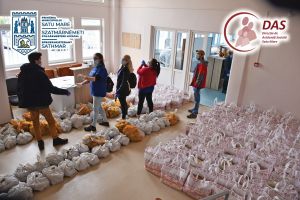 FOTO. Peste 100 de familii nevoiaşe din Satu Mare au primit alimente şi produse de igienă