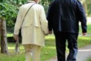 Mai multă libertate pentru persoanele de peste 65 de ani. Între ce ore au voie să iasă din case începând de astăzi?