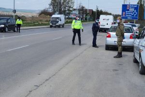 Acţiuni ale poliţiştilor în judeţ în ultimele 24 de ore. Peste 130 de autovehicule verificate şi zeci de amenzi date