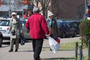Persoanele cu vârste de peste 65 de ani vor putea ieşi din case în două intervale orare. Care sunt noile reguli