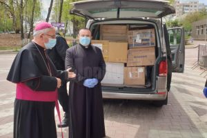 Donaţiile făcute de Papa Francisc au ajuns luni la Spitalul Judeţean Suceava