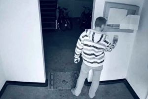 VIDEO Bărbat filmat în timp ce gustă dezinfectantul dintr-o scară de bloc, apoi îl fură