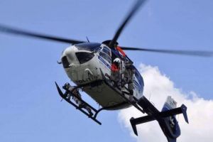 Un elicopter acţionează în Suceava, în cadrul unei acţiuni care urmăreşte tăierile ...
