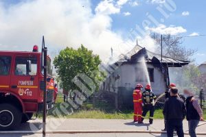 Incendiul la o casă din Brăneşti. Pompierii s-au luptat două ore cu focul din cauza lucrurilor depozitate în imobil