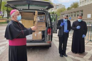 „Crucea Sfântului Francisc”, oferită de Papa Francisc Spitalului Suceava, transmisă ...