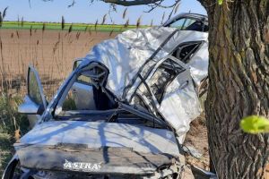 Accident rutier grav pe DJ 594. O masina s-a facut praf dupa ce s-a lovit de un copac. Șoferita a murit (galerie foto) 