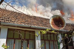 Casă cuprinsă de flăcări după ce proprietarii au dat foc vegetaţiei uscate din apropierea ei, în Timiş
