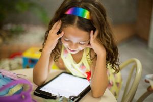 Şcoala pe net: Toţi elevii din Bihor vor primi gratuit cartele SIM pentru acces la internet. Aproape 8.000 dintre ei au nevoie şi de tablete