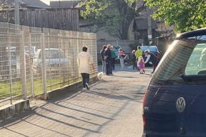 VIDEO FOTO: În Terezian nu mai e stare de urgenţă – Zeci de copii, însoţiţi de bunici, au ieşit la joacă afară