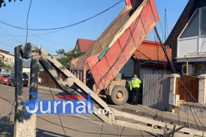 FOTO: A rămas fără frâne, a rupt un stâlp şi a ajuns într-o curte