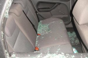 Furios că s-a certat cu iubita, un tânăr din Făgăraş a lovit un vecin şi s-a apucat de distrus maşini