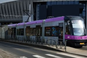 Primul din cele 12 tramvaie achiziţionate de Primăria Cluj-Napoca de la Astra Arad a fost livrat în cursul nopţii trecute.