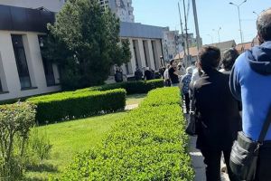 Cozi la Finanţe în pandemie: micii întreprinzători se pun în pericol pentru că merg să-şi achite cash dările către bugetul de stat, în loc să folosească plăţile online