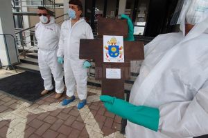 „Crucea Sfântului Francisc”, oferită de Papa Francisc Spitalului Suceava, transmisă ...