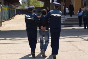 Un adolescent de 16 ani, bănuit de furt din gospodăria unui bătrânel de 72 de ani din comuna Siculeni, a fost identificat de poliţişti în comuna Racu