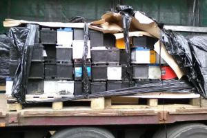 Pedeapsă grea pentru un şofer de TIR prins în vama Borş cu 22 de tone de acumulatori uzaţi: 4 ani de detenţie (FOTO)