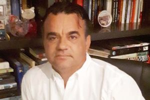 Dascăl... din umbră: Din drag pentru elevi şi studenţi, un fost profesor de matematică a pus pe roate Asociaţia D’Apetresii