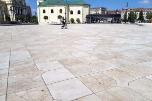 Ne enervează: Dalele din Piaţa Unirii au început să se crape din nou! (FOTO)