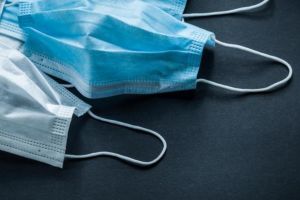 Poliţiştii harghiteni au dăruit localnicilor din comuna Atid, 200 de măşti sanitare pe care le primiseră în dar