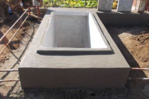 O familie a construit un cavou, dar s-a trezit cu alţi doi morţi în cripta cimentată
