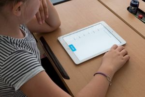 Primăria Satu Mare cumpără tablete pentru elevii fără posibilităţi financiare
