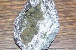 Două pungi cu droguri, confiscate de jandarmi de la doi tineri, în zona Pieţei Dacia