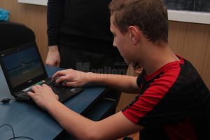 „Sunt profesori şi elevi care stăpânesc puţin folosirea echipamentelor pentru ...
