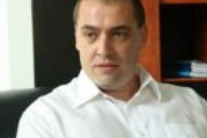 Fostul şef al Casei de Asiguri de Sănătate Timiş, imun în faţa Codului Penal! Prins cu banii în cont şi maşinile la poartă, imposibil de condamnat!