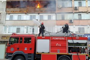 Incendiu pe bulevardul Brăilei. O octogenară a suferit un atac de panică