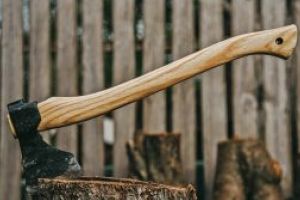 Scandal la Săcălăşeni: Bărbat împuşcat după ce a sărit asupra poliţiştilor cu un topor