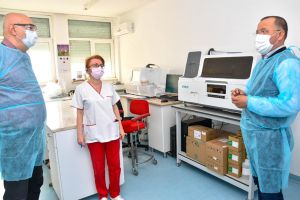 Primul aparat de testare în masă la Covid-19 a devenit funcţional la Oneşti