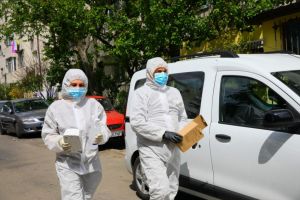 Primaria Constanta continua distribuirea dispenserelor cu dezinfectant pentru maini in scarile de bloc