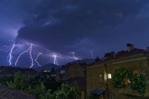 Furtuni şi ploi torenţiale, avertizare meteo de vreme severă de la ANM