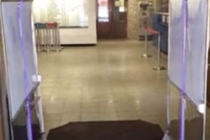 Tunel pentru dezinfectare, montat la intrarea în sediul Primăriei Suceava