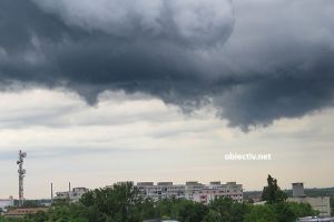 Informare meteo: Vijelii, ploi, descărcări electrice, posibil grindină –  în cea mai mare parte a ţării.