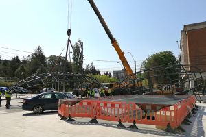 A început montarea copertinelor din sticlă de la Pasajul „Dunărea”