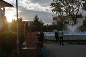 Parcurile Timişoarei sunt închise, dar oamenii se plimbă în voie prin unele