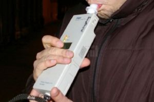 Poliţiştii, sesizaţi că doi bărbaţi suspecţi au făcut schimb de locuri la volan. ...