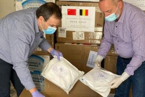 Alba Iulia a primit 8.000 măşti chirurgicale, combinezoane şi mănuşi, donaţie din partea municipalităţii Lanzhou (privincia Gansu), China
