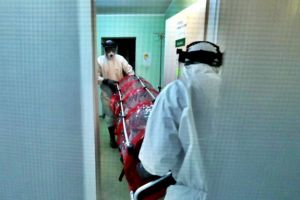 O asistentă medicală infectată cu COVID-19 a murit acasă, la o zi după ce a refuzat să sune la 112. În România sunt 681 de morţi din cauza coronavirusului