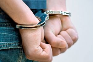 Adolescent reţinut după ce a spart trei magazine şi a încercat să fure din alte trei, într-o singură noapte, în Timişoara