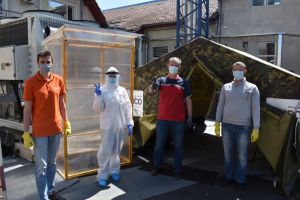 PLUS Sibiu sprijină sistemul medical – Membrii partidului au făcut măşti, viziere şi o cabină pentru dezinfecţie